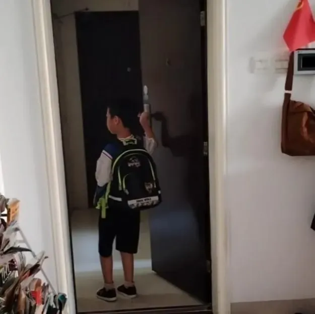 又到开学季，安安背起书包往外走