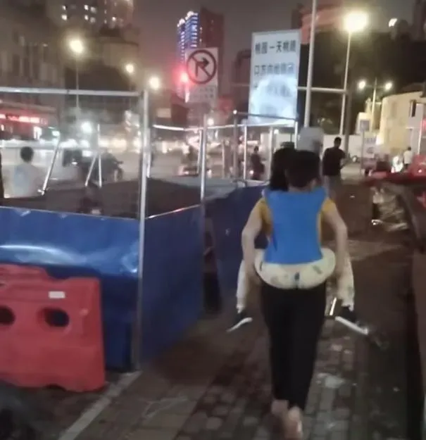 安安运动退化，走一会就“耍赖”要奶奶背着
